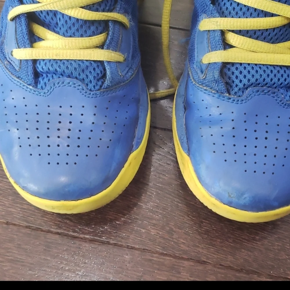 Under Armour basketball shoes Blue and Yellow Size 7 Big boy